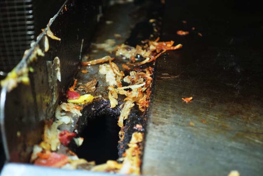 Grease trap with food particles